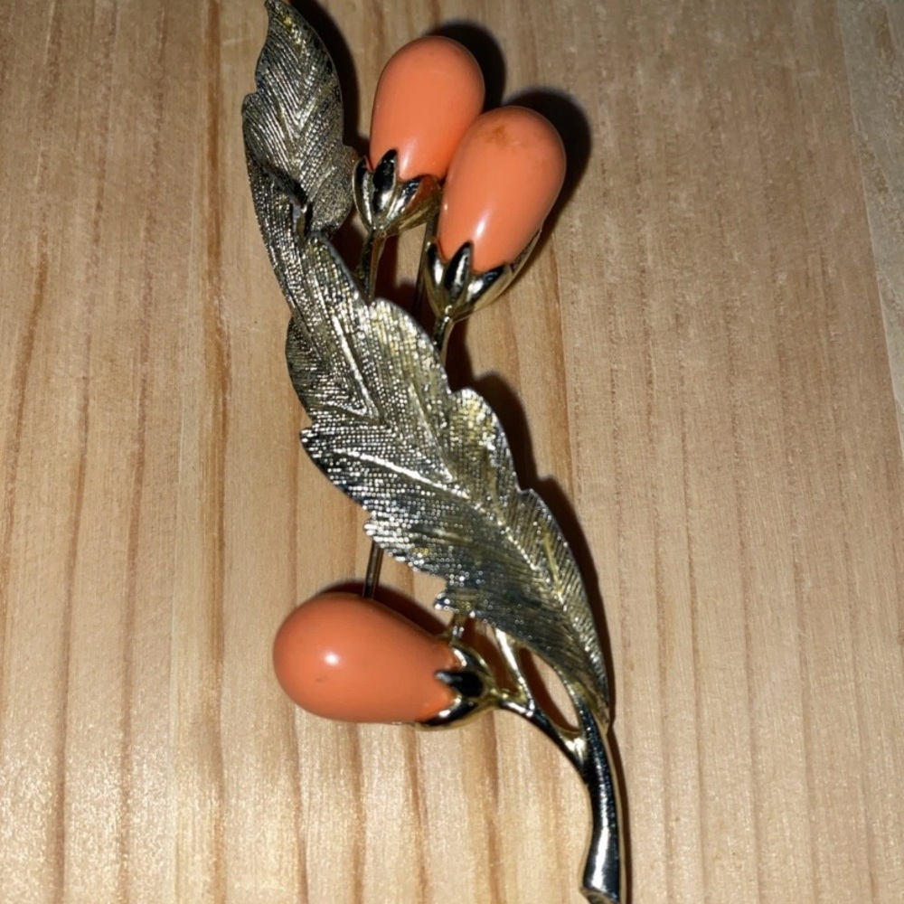 Sarah Coventry Bittersweet Berries brooch 1963 peach lucite beads/gold Vintage